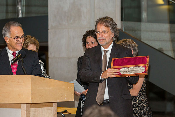 Mia Couto receiving the Neustadt Prize. Photo by Vanessa Rudloff.